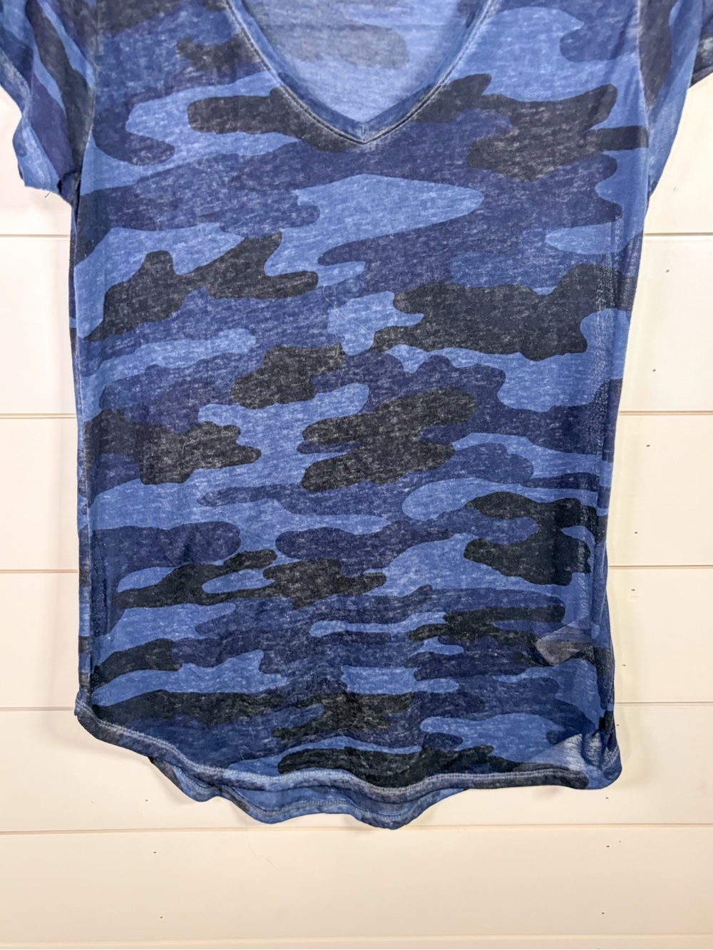Lucky Brand Women's Dark Blue Camo Burnout V-Neck Tee, EUC, Size Medium - Picture 7 of 11